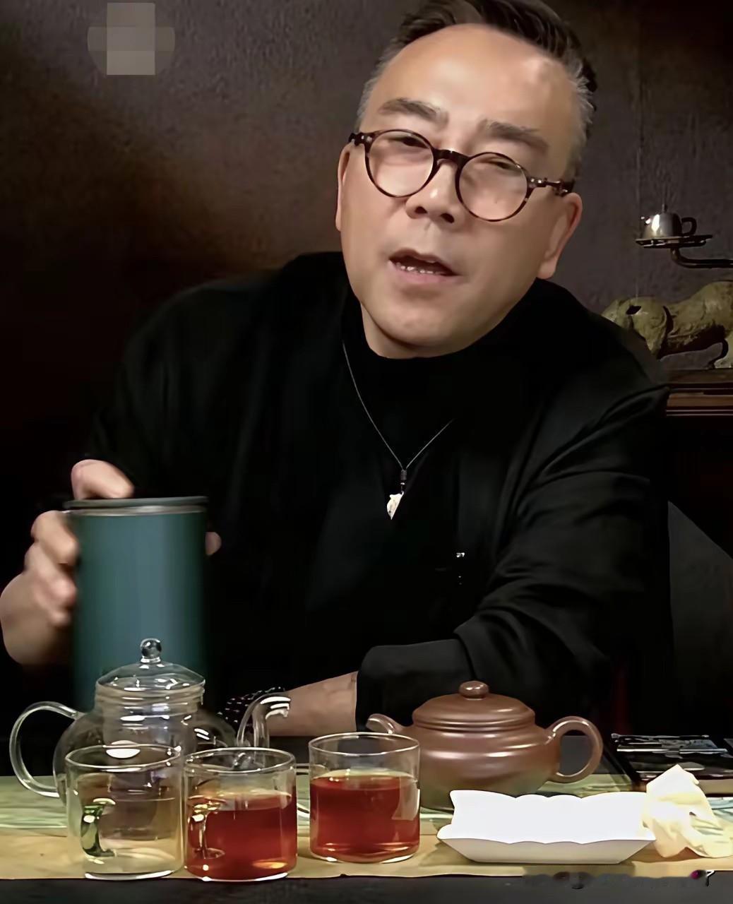 最近刷到杨议和他哥哥和家人祭拜杨少华的视频。突然感觉杨议有点可怜。这么大岁数