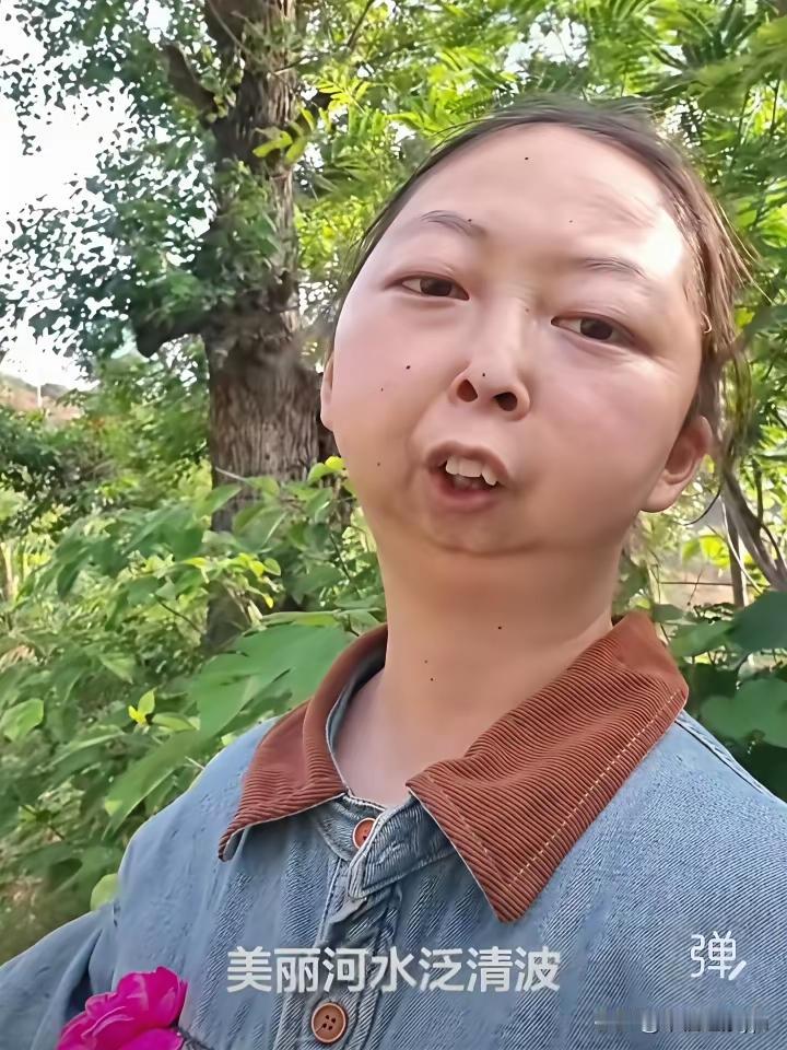 第一次看见没有巴的女人她和巨兴茂长的还真像你们觉得是不是？