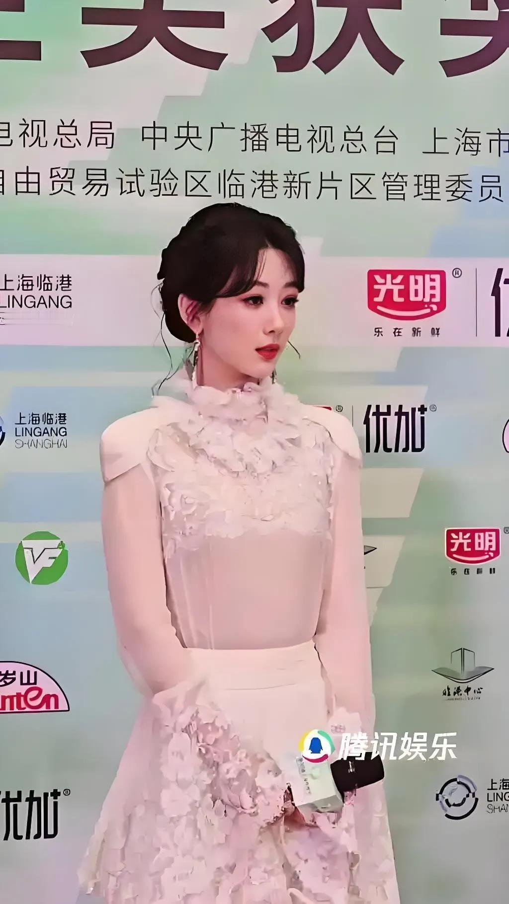 杨紫这张脸做减法可能已经做到了极致。曾经，她是有婴儿肥的，桃心脸，鼻子略扁平