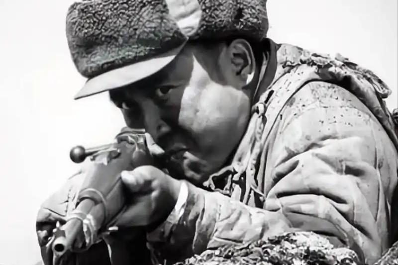 1953年，一位美国顶尖狙击手击中了一名志愿军战士，那人应声倒地，坠入战壕，然而