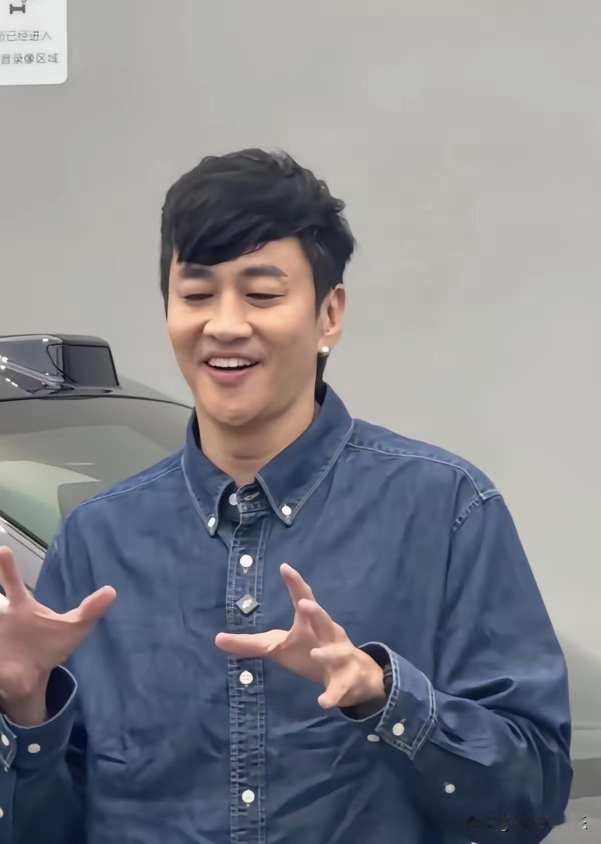 何润东火了，看着他浓密的头发，假发店老板也坐不住了，费时费力地找出了他早年寸