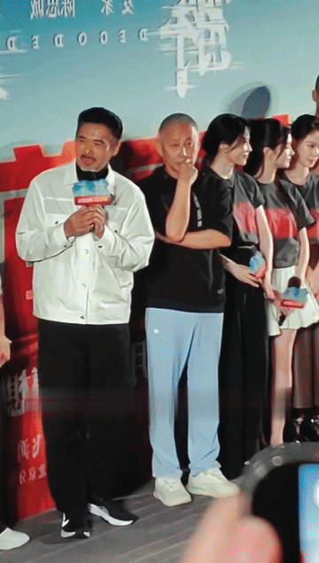 俞飞鸿怕不是暗恋陈道明陈叔吧？对一个前辈做那么多亲密动作，貌似不太合适吧？她的手