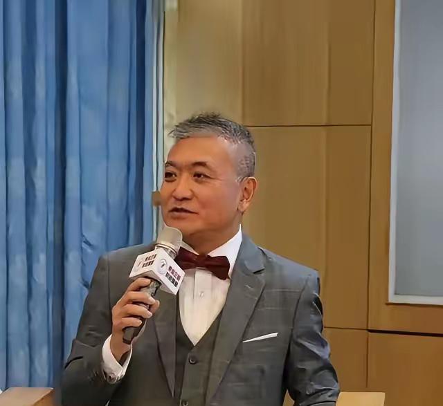 张亚中办公室主任何启圣今（12日）在脸书发文表示，看到韩国瑜在立院呛国民党团总召