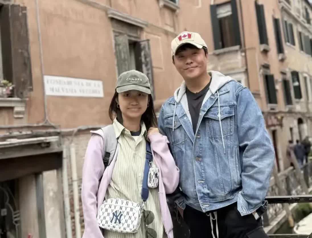 陈思诚带小女友阮巨国外旅游，素颜的小女友皮肤看着有点黑，身材和颜值方面都很一般。