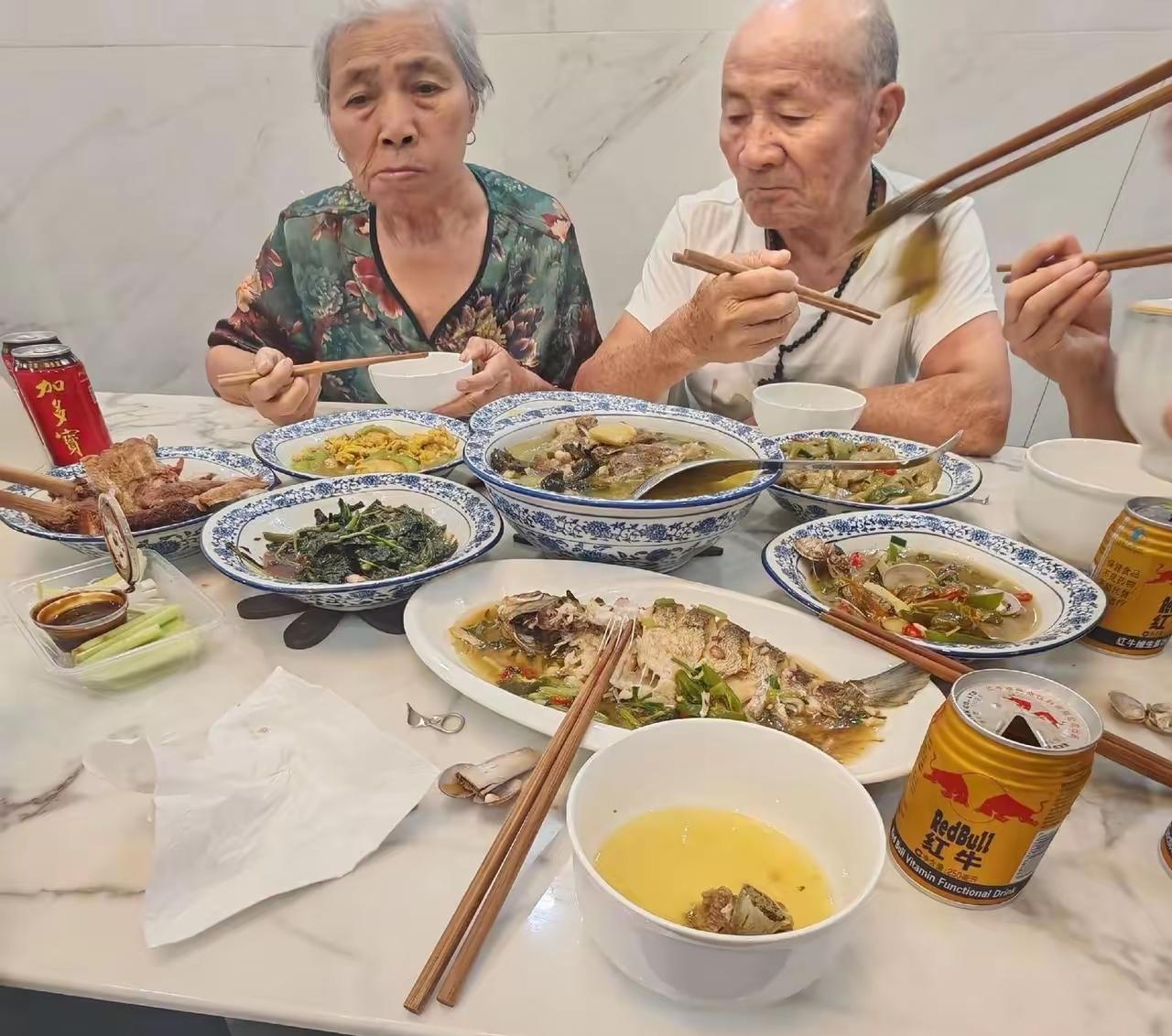 最累的是父亲，最苦的是母亲，父母的恩情一辈子还不完，也还不清，他们健康快乐幸福就