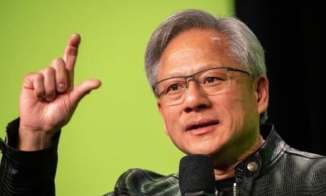 美国人曾潜意识觉得老美实力大于老中，所以封锁中国有竞争优势。黄仁勋曾潜意识觉得老