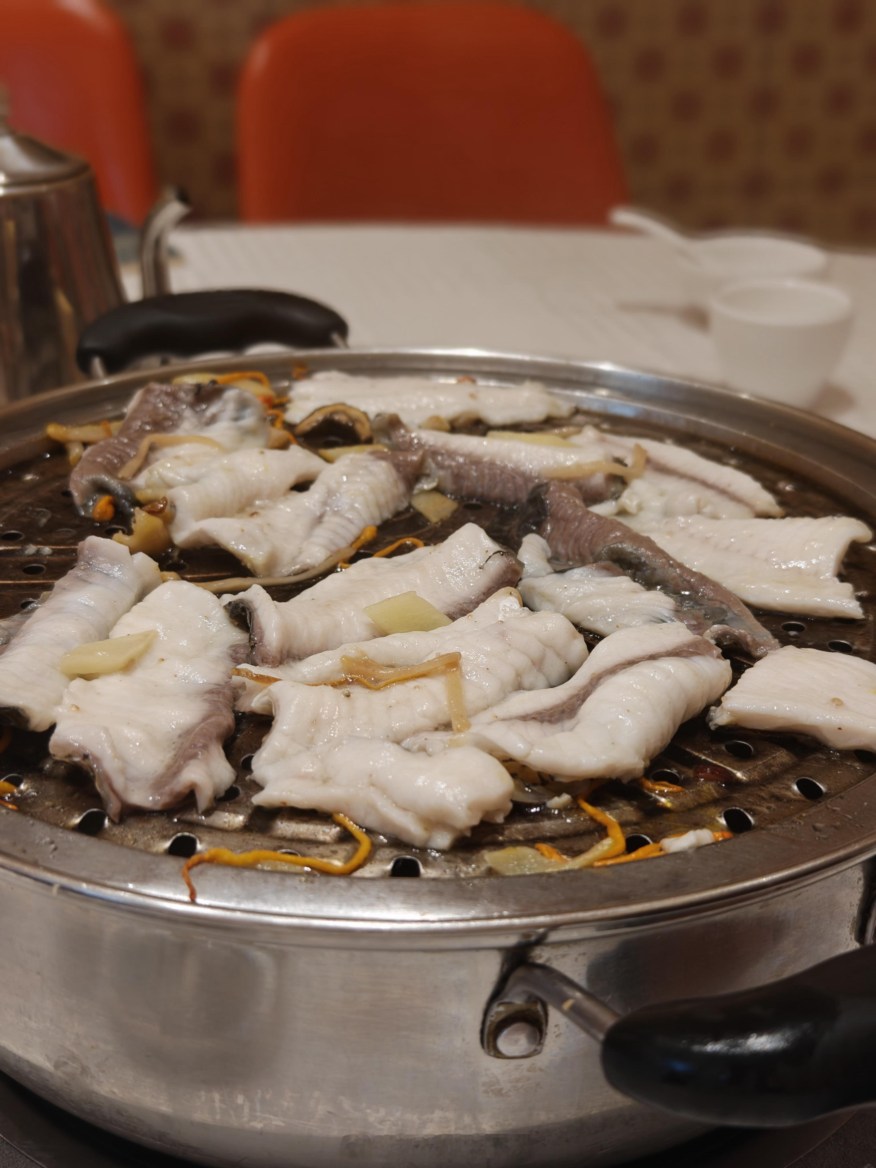 中午吃减脂餐—桑拿鸡！这家店超级火，11点半门口就坐满了人等位～味道确实挺不错