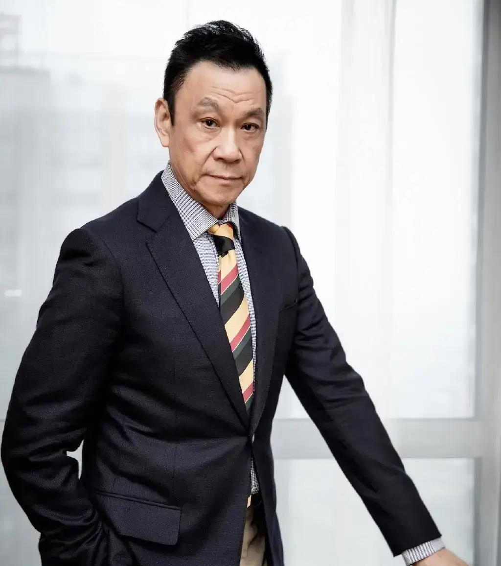 2011年，65岁的王学圻下了一个让圈内外都感到意外的选择，不顾结婚40年的妻子