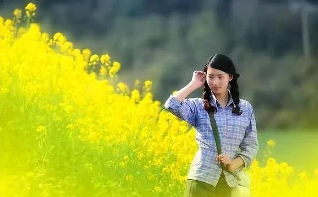 一高中生1987年参军到部队，临走前夜里向村长女儿表白，竟惹得全村人讥笑。不料，