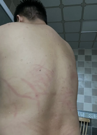 山东，一名女子的老公晚上回到家后，进到了卫生间准备洗个澡，可当他脱下衣服后，女子