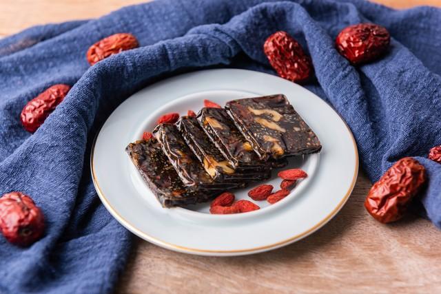 补气血想快那得从多方面下手。饮食上，红枣是个好东西，每天吃个七八颗，能养血安神。