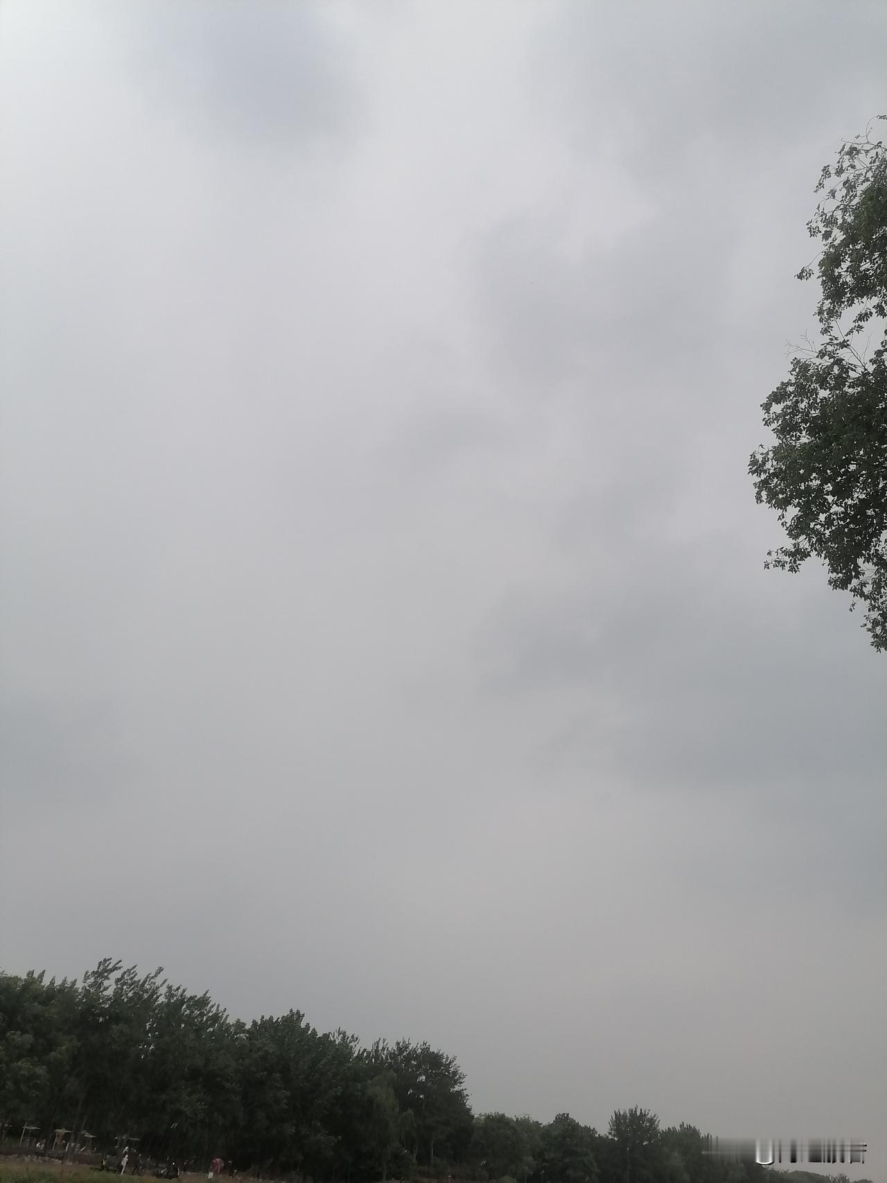 5月17日，北京有中到大雨，夜间有暴雨，非必要不出门！北京市气象台发布：白天