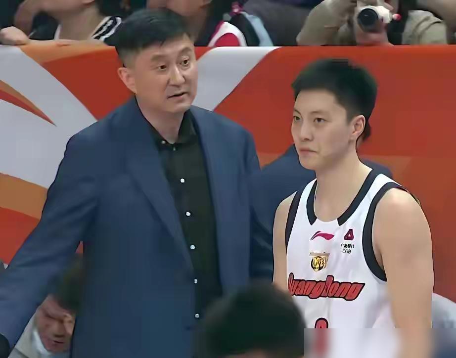 还剩7秒，他不过半场直接扔个三不沾，顶薪国手胡明轩，这是要把杜锋气出心脏病？