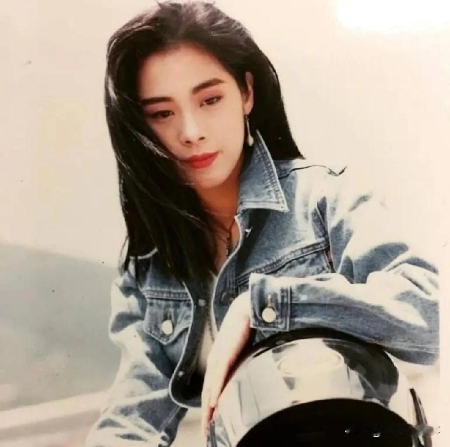 2002年关淑怡未婚生下儿子关浚贤，当时舆论一片哗然，有传孩子的生父是曾志伟，但