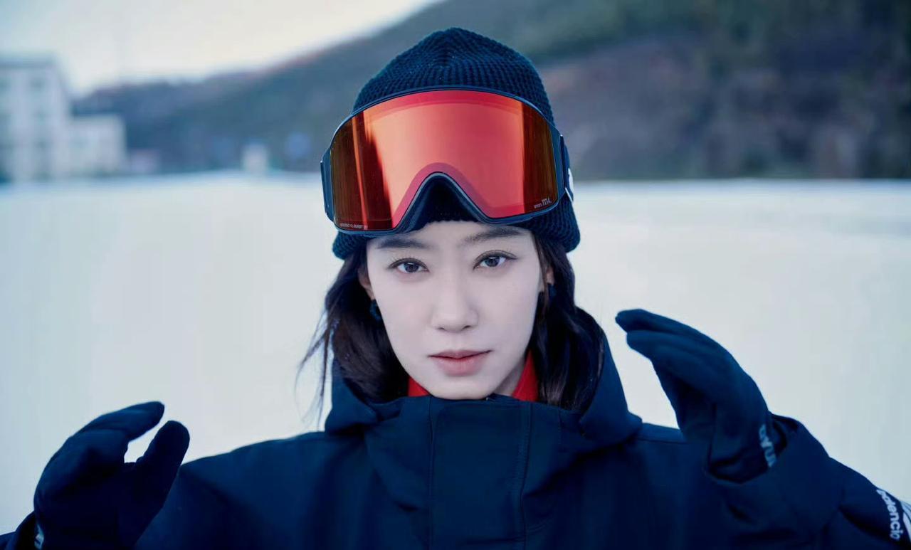 滑雪照流出，张小斐的雪板是孤品。她没提价格。网友却疯了。对比闫学晶去年炫包