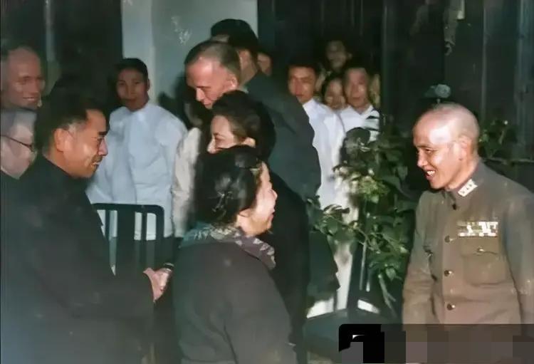 1945年12月，南京。因和谈需要，周总理携夫人抵达南京拜访蒋介石，和其他各界人