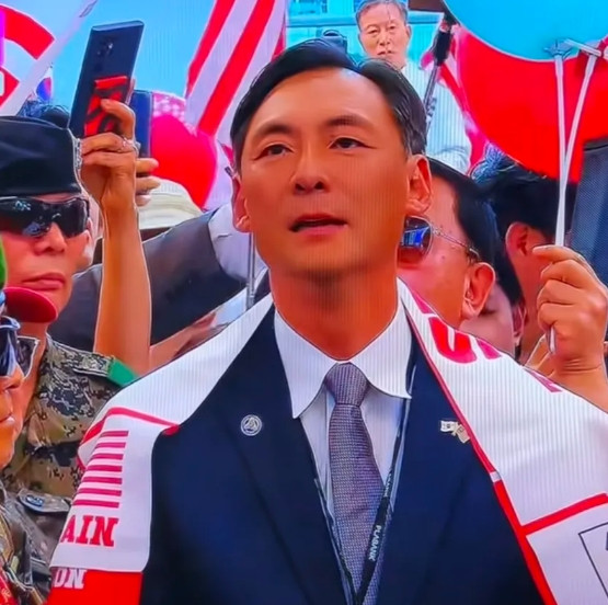 尹锡悦不死心，花重金从美国请来了一个前大官为他站台，这人之前在美国做过官，但是现