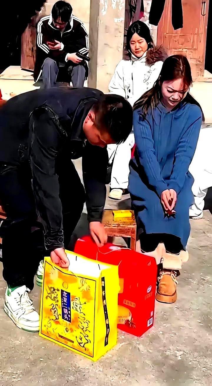 相亲半小时被拒，河南小伙当场拎走水果礼盒，女方全家僵在原地。小张前几天去相亲