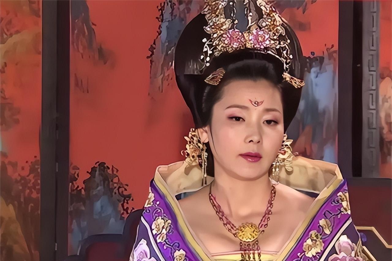 724年，唐玄宗的结发妻子王皇后被废为庶人，在摘下凤冠的那一刻，她突然将其摔到地