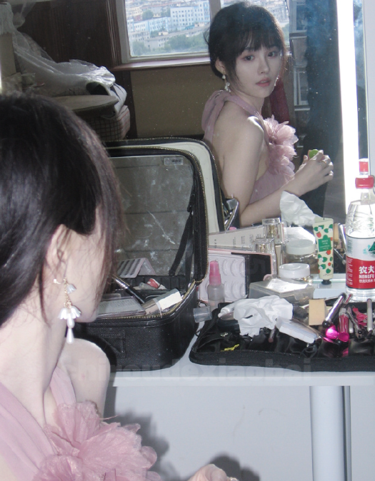 朋友给拍的，用CCD，说是落魄女明星。