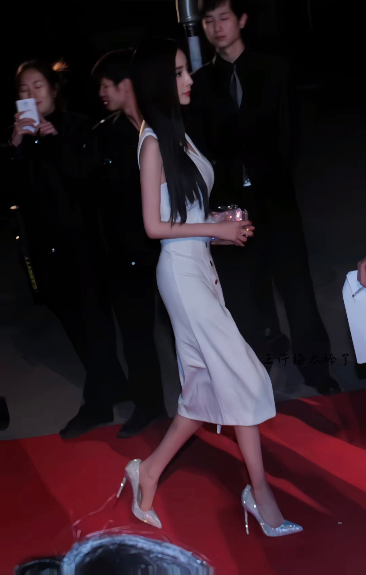 太棒了幂明星中的明星身段像一只设计精巧的高脚红酒杯…..