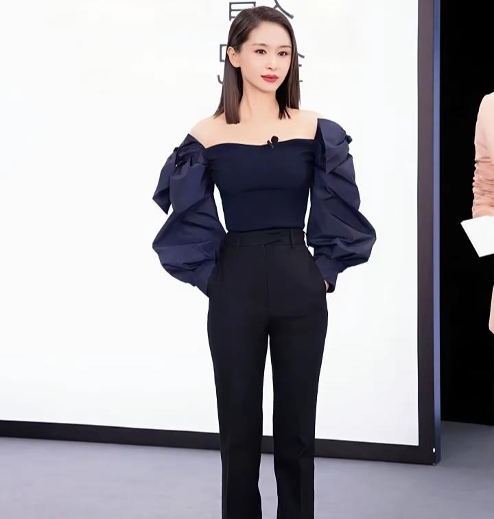 你敢信？王子文踩20公分恨天高，站蒋欣身边还矮半头！她踮着脚尖抻胳膊，指尖刚