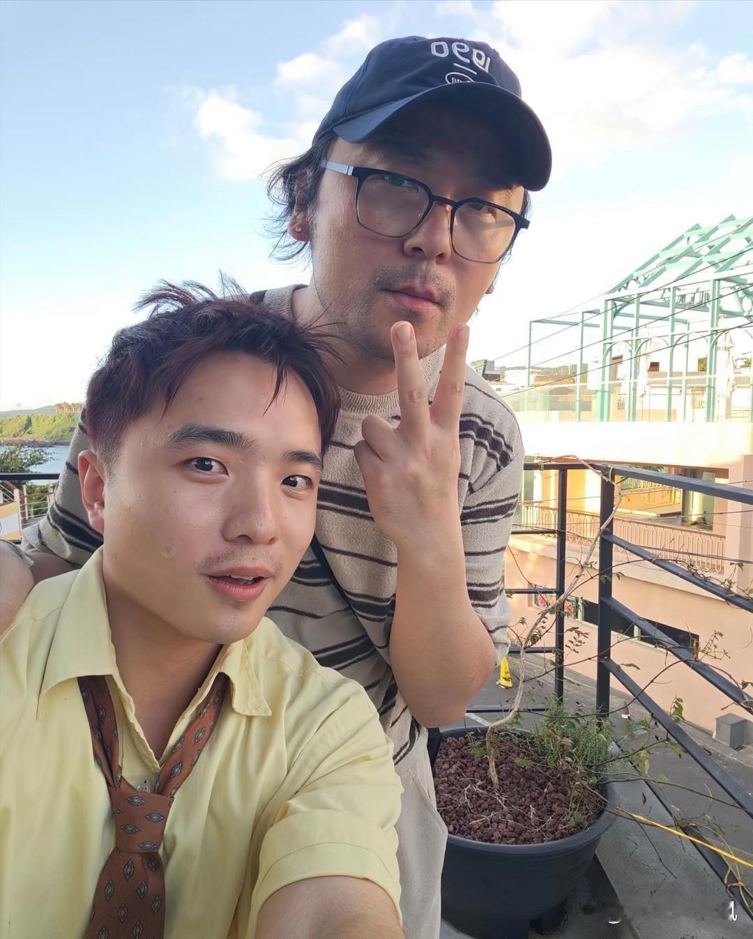 43岁雷佳音在韩国济州岛旅游被偶遇，他留着一头长发，看起来沧桑了好多，现实中真人