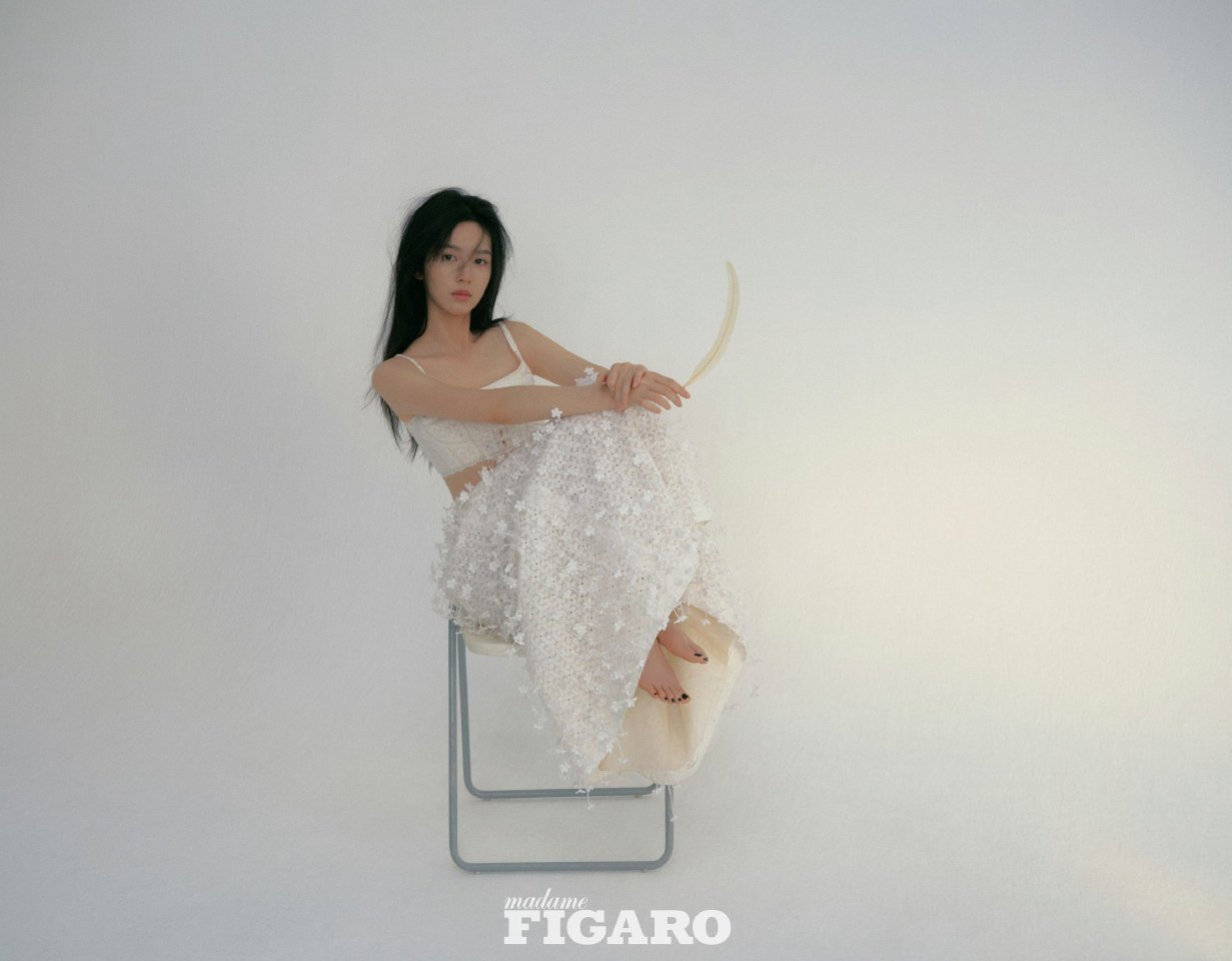 周也费加罗二月刊封面大片周也～～周也周也费加罗微光绮想封面大片周也