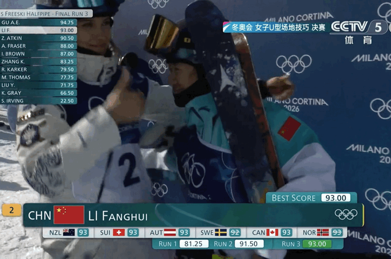 谷爱凌李方慧拥抱冲过去拥抱她🫂祝贺她🎉为她鼓掌👏金牌得主谷爱凌🥇银牌得