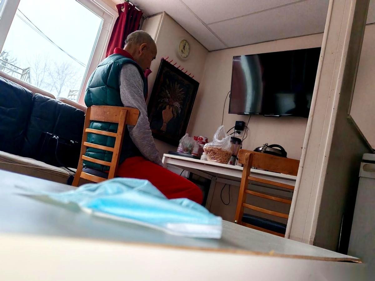 饭桌上，老头子胸前、裤腿上，全是甩出来的菜汤。碗边上，擦鼻涕的纸巾堆成了一座小