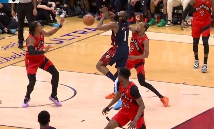 很多人可能还没发现，哈登的体型，比常规赛时还要“苗条”！这两场季后赛，哈登的速