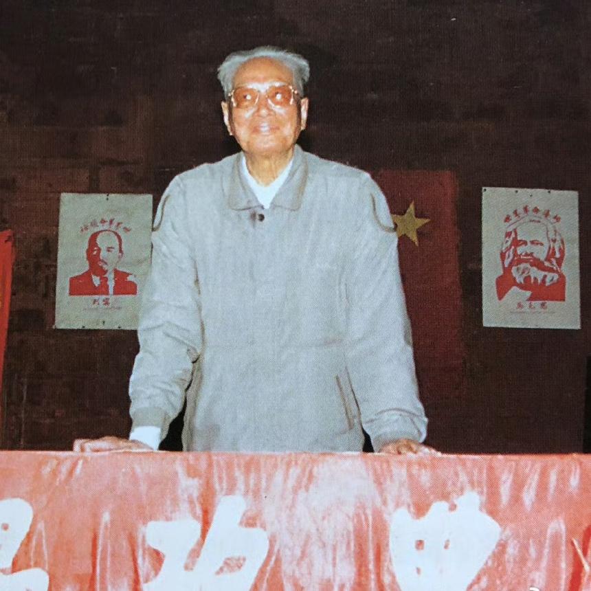 1999年，张震将军重返瑞金，留下了一张尤为罕见的珍贵留影。照片中，他伫立在大礼