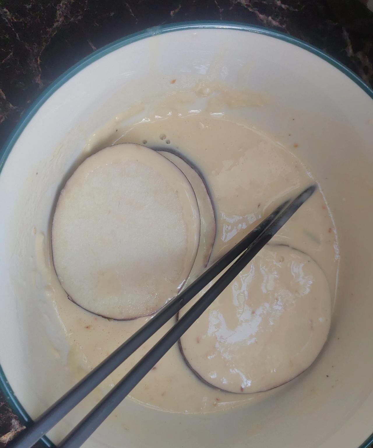 香煎茄子片，水煮蛋，小米南瓜粥，无花果，今天的田园风格的早餐！昨天太累了，一晚
