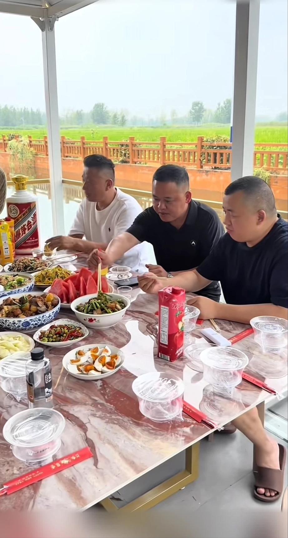 北京坤哥，又打脸充胖子，搬出了12斤装的大容量飞天茅台酒撑场面。最近有两位河南固