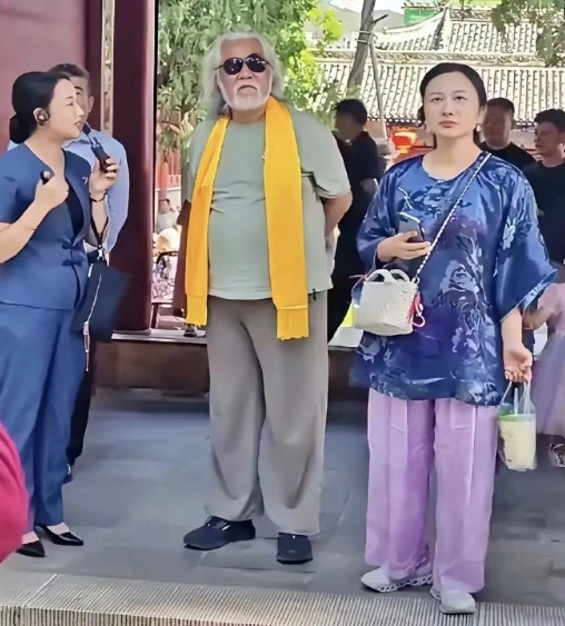 张纪中夫妇到甘肃旅游，杜星霖打扮很老气，生完四胎后身材也臃肿了不少！
