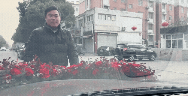 当初的那口气终于出来了！一对新人结婚，结果婚车准备出发时，却突然被一名男子拦住，