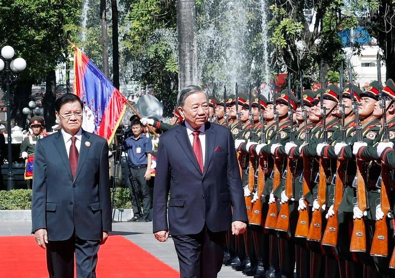 据越通社12月1日消息，苏林今天正式访问老挝！在抵达万象后，通伦为苏林及夫人举行