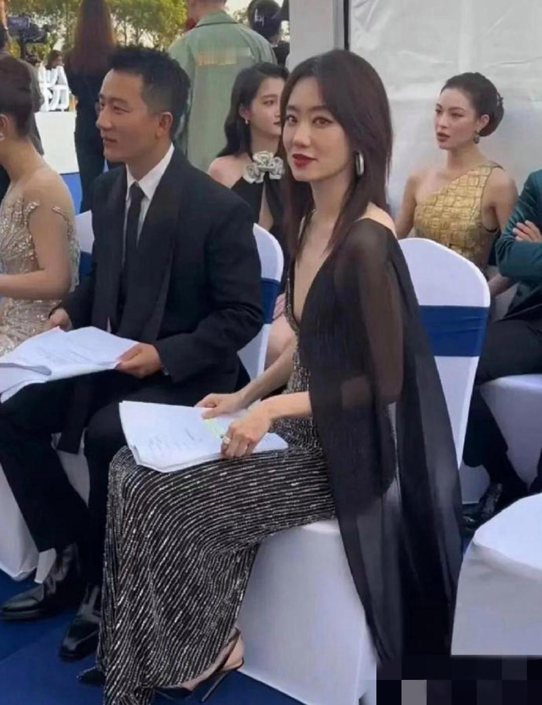 张小斐胸不大却穿低胸装，旁边的黄轩都有点不敢低头看​​​