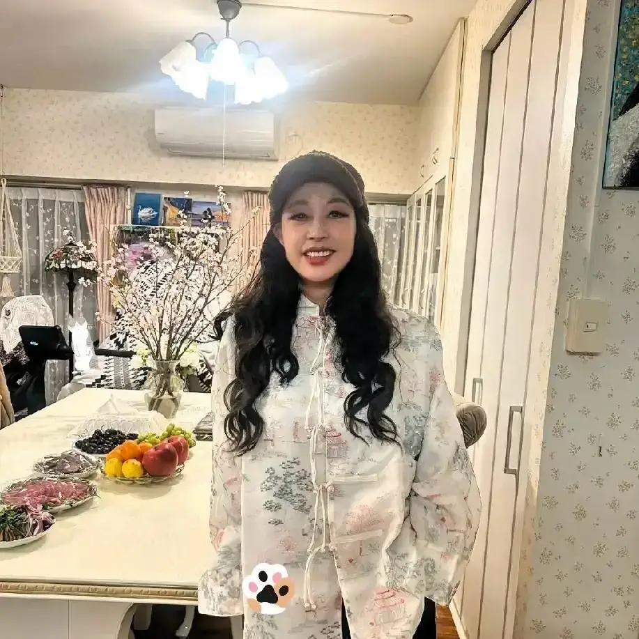 76岁，还在片场抢饭碗横店群演群里，刘晓庆的名字每天出现。别人打卡上班，她