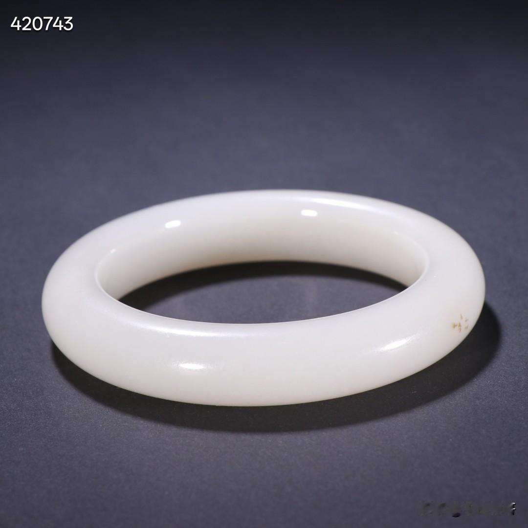 清代和田玉手镯。规格-宽1.35cm内径5.5cm