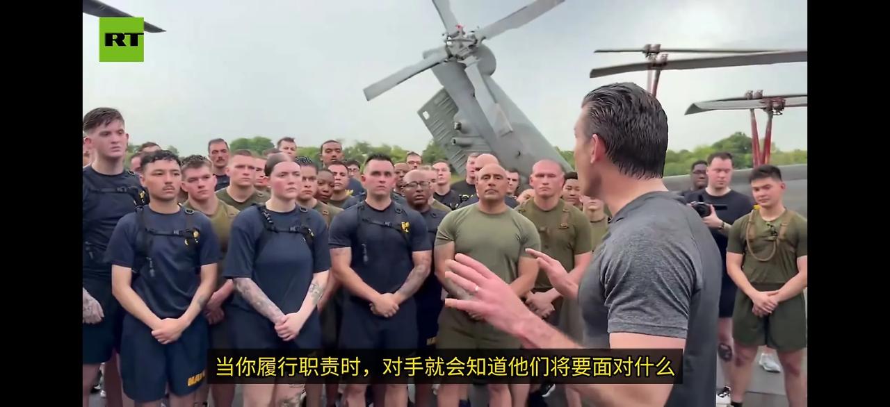 美国战争部长赫格塞斯在新加坡樟宜海军基地对“拳师”号两栖攻击舰上的美国海军和海军