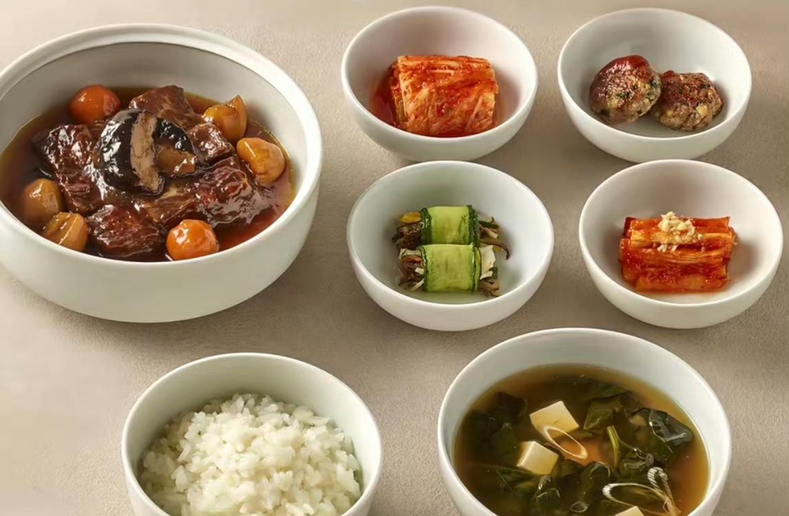 特朗普现在酒饱饭足的回家了，回看一下去年他去韩国体验的国宴。。午餐看上去像是