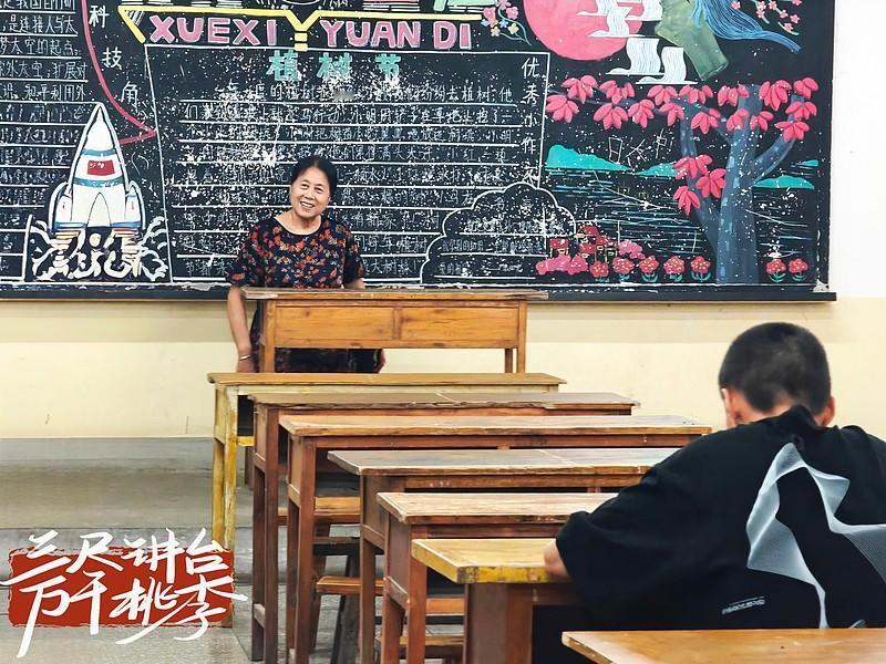 教师特别负责任的，一般都早衰，特别好辨认：1.发际线后移，头顶稀疏。带班越