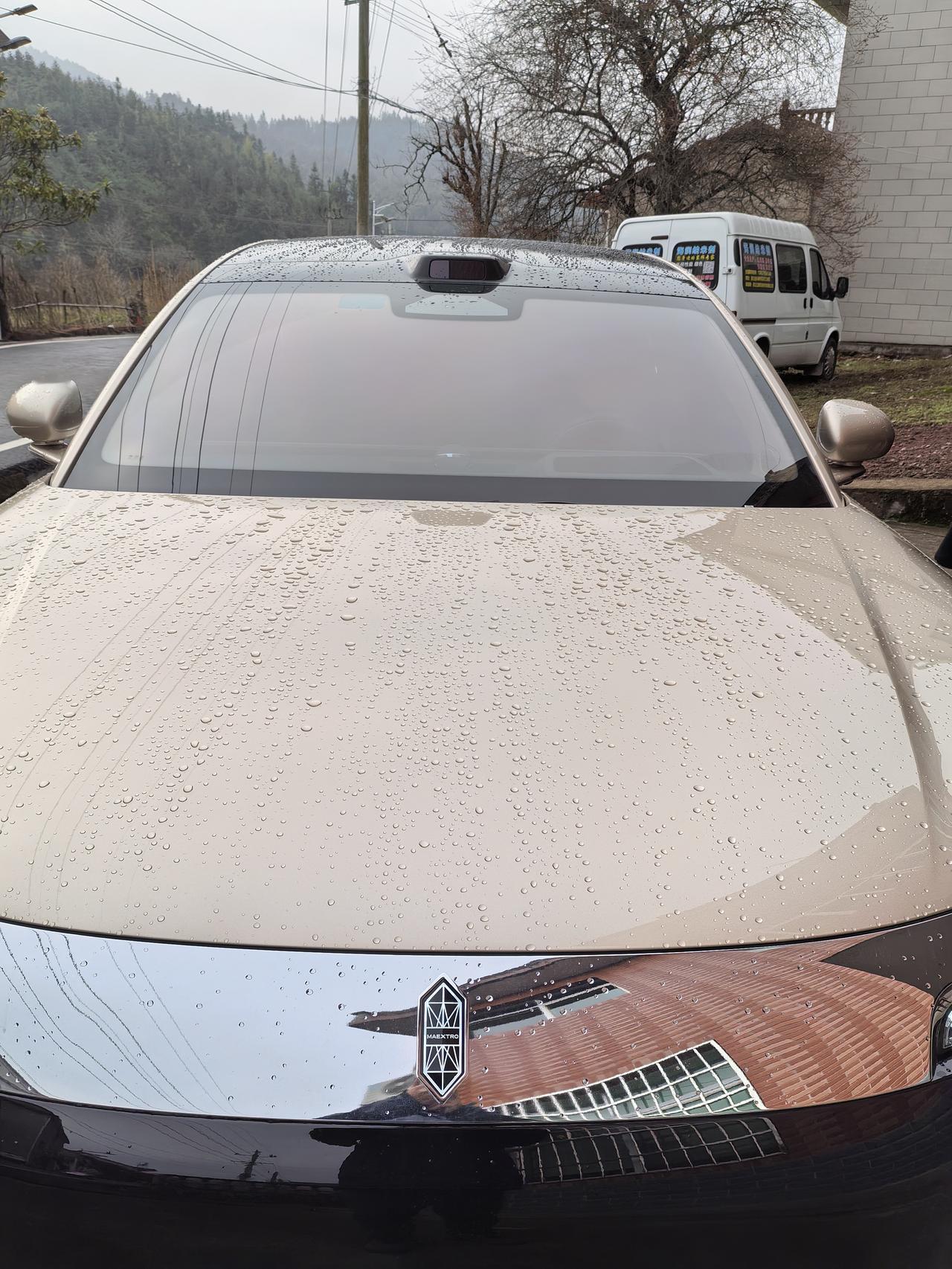 发小厉害。今年他换新车了，换华为尊界s800。前天我就听他母亲说他昨天回来，