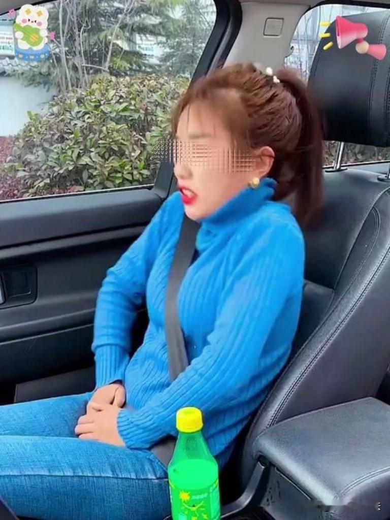 陕西西安，夫妻间趁节假日旅游，谁知，高速路上车辆拥挤，所有的人都和他们一样的想法