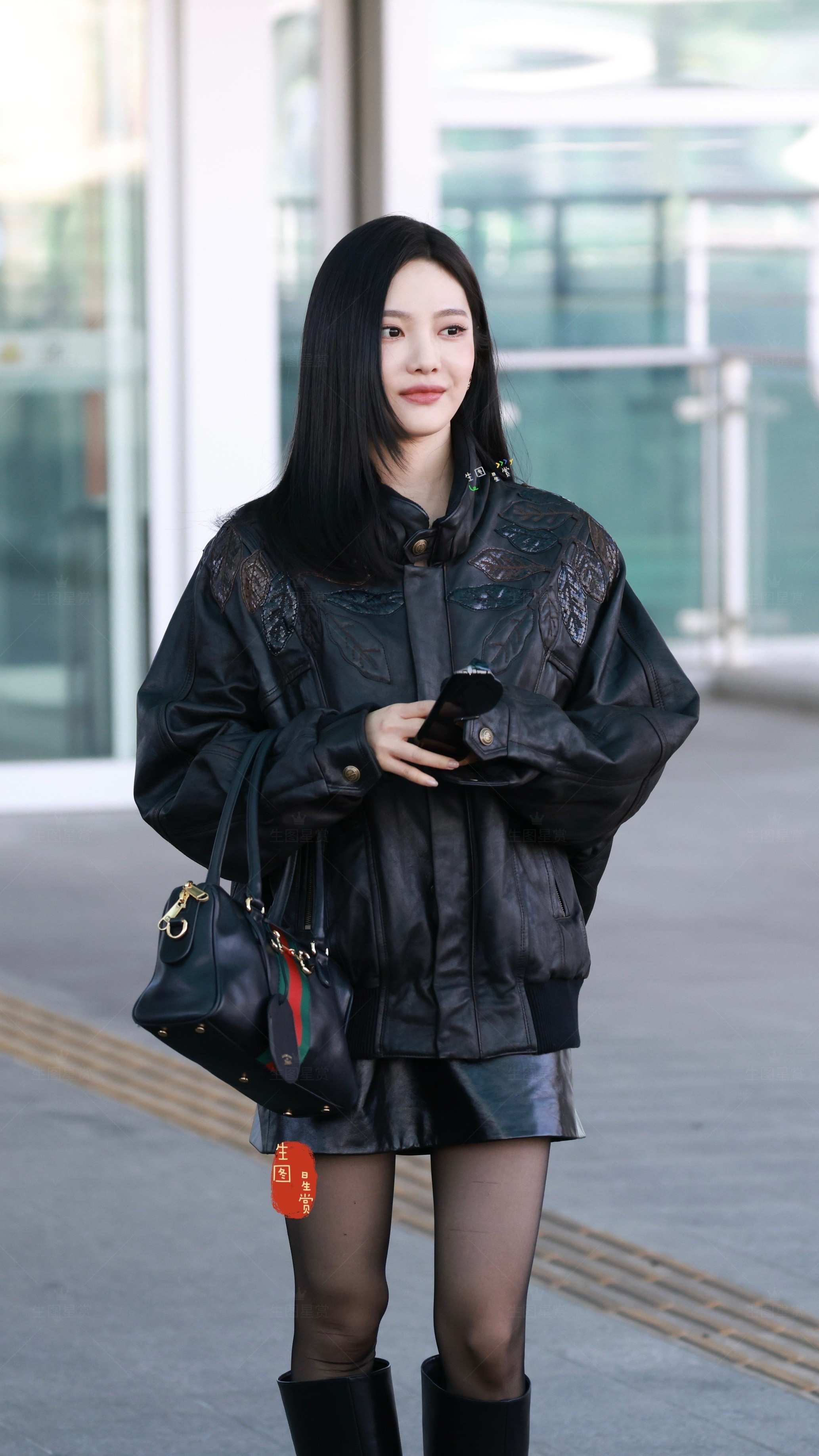 宁艺卓出发前往米兰时装周GUCCI大秀，亮相机场OOTD黑丝皮裙～小宁宁好火辣?