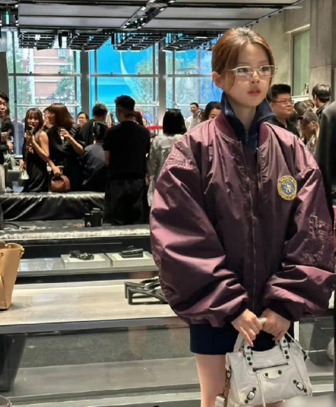 杨超越也太可怕了，这脸好小好小，看着很精致。