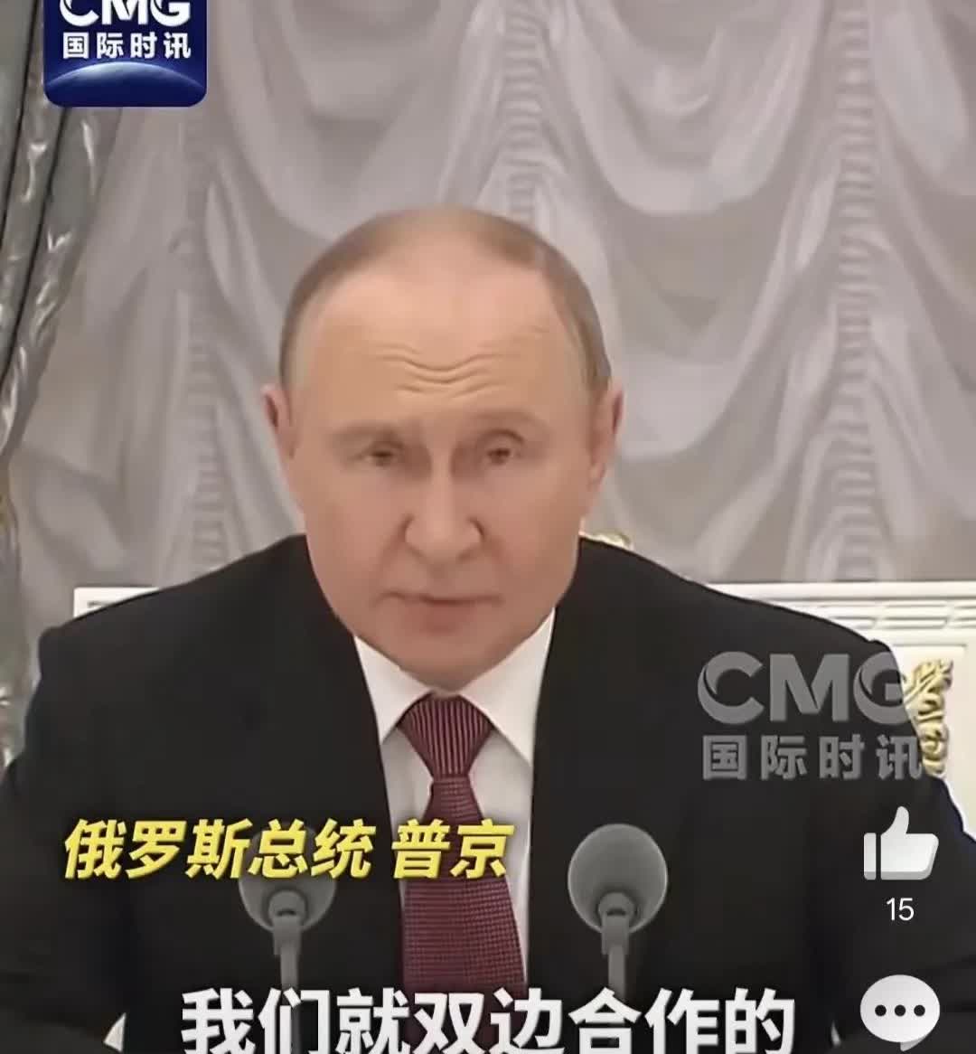 才两天的时间，普京回到克里姆林宫召开会议照片和在阿拉斯加与特朗普会面时的照片，两