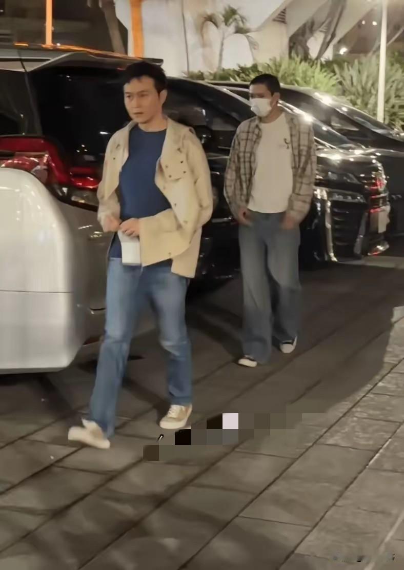 剪了寸头之后露出来的五官简直和妈妈一模一样刚看到的时候还以为是张智霖和剪了寸头