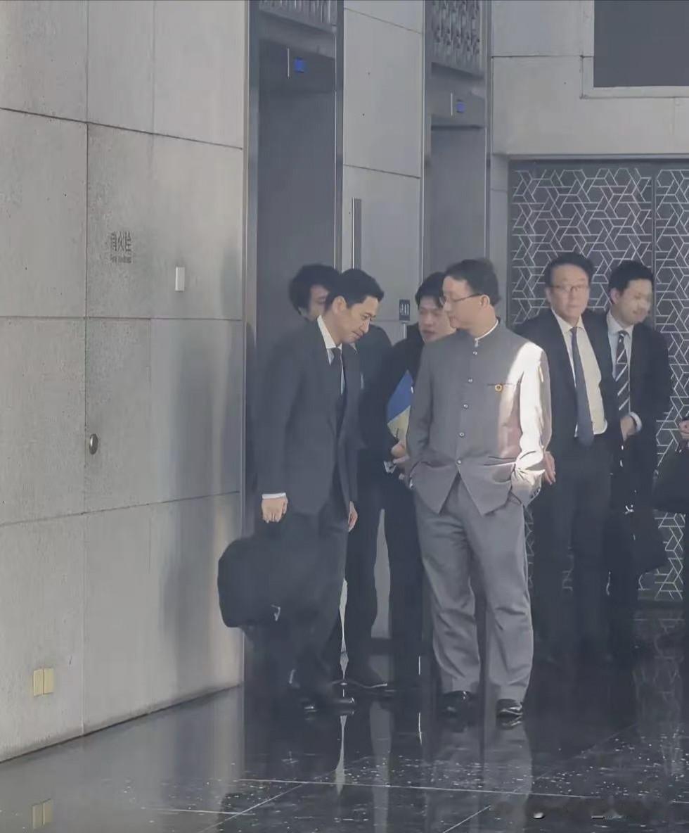 就因为咱代表双手插兜站那儿，网上就炸锅了？说显得人家低头像被欺负！可咱得